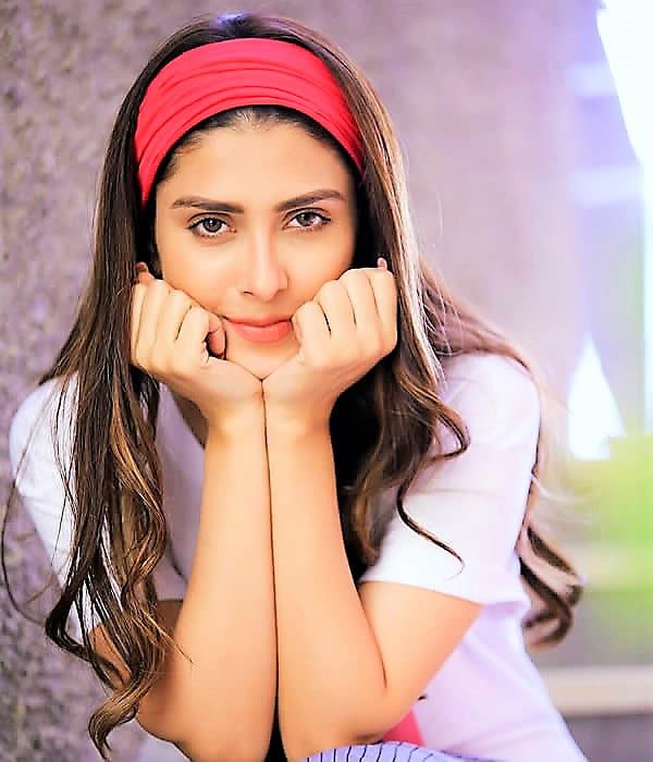 Ayeza Khan shooting without makeup
