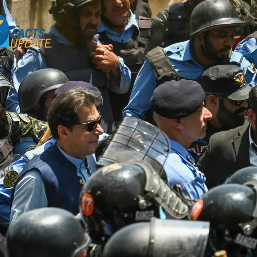 The Pakistani Police giving the protection to Imran khan while presenting in Islamabad High Court