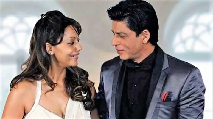 SRK holding trail of wife Gauri's dress proves he is the ultimate gentleman
