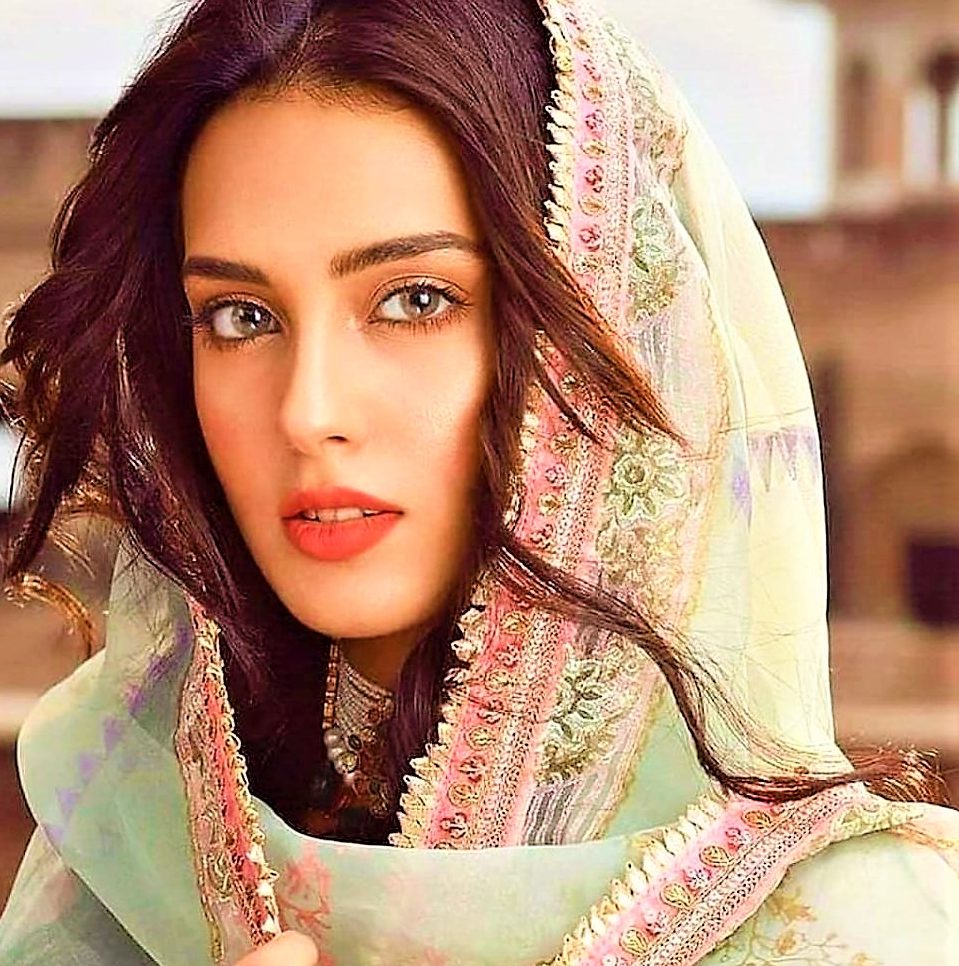 Actress Iqra Aziz-Daily MakeUp Look Vlog