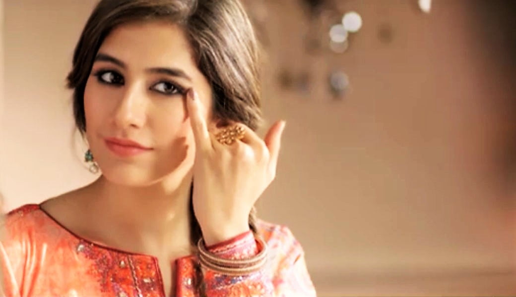 People Can't Stop Reacting to This Picture of Syra Shahroz, Posing in her kitchen